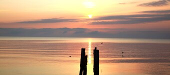 Romantic luxury thatch-roof house 300m to the beach, playground nearby, WiFi