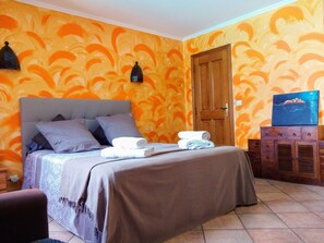 4 chambres, fer et planche à repasser, lit de bébé portatif