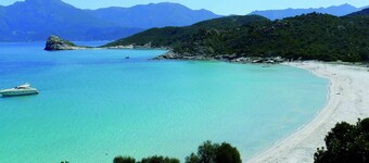 Balagne between sea and mountains: spacious villa, heated swimming pool, beach a