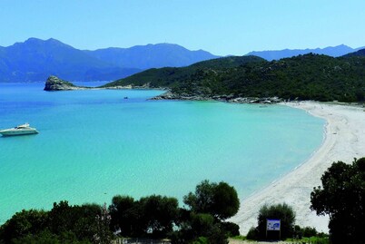 Balagne between sea and mountains: spacious villa, heated swimming pool, beach a