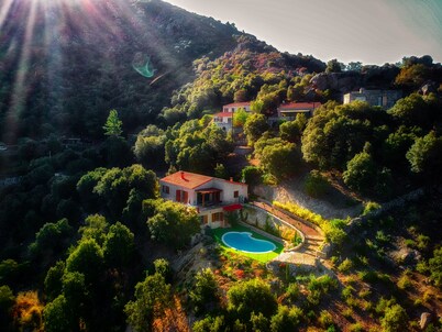 Balagne between sea and mountains: spacious villa, heated swimming pool, beach a