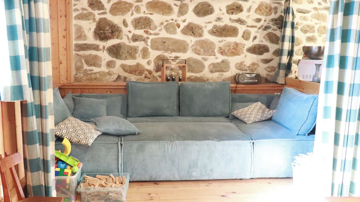 Fernseher, Kamin, DVD-Player, Bücher