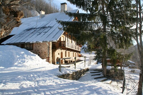 Restored 18th century chalet, calm and conviviality 5 km from the resorts