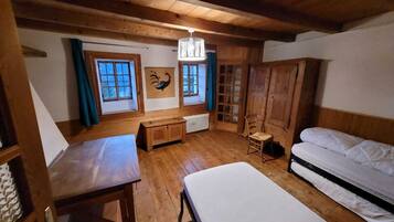 6 makuuhuonetta, silitysrauta/-lauta, ilmainen Wi-Fi