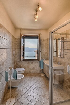 Shower, towels - Il Melo by Theater Home, with marvellous lake view (Tignale)