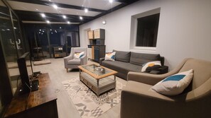 Télévision, lecteur de DVD, espaces bureaux