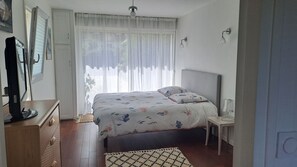 3 Schlafzimmer, Schreibtisch, Bügeleisen/Bügelbrett, Reisekinderbett