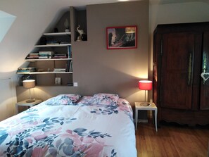 3 bedrooms, desk, iron/ironing board, travel crib - 400 m from the Port, PERROS-GUIREC, SEA VIEW, Ti MARIANA 2 to 6 persons  (Saint-Quay-Perros)