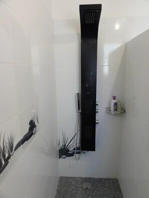 Shower, hair dryer, towels - Villa of 90 m2 in a very quiet and wooded with a garden of 1350 m2 (La Seyne-Sur-Mer)