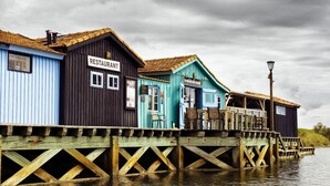 A wooden pier with a restaurant and a café. - ☼ La Siesta ☼ Character house with garden and terraces ☼ (La Rochelle)
