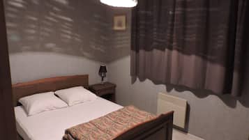 2 chambres, lit parapluie, draps fournis