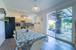 Coffee/tea maker, fridge, microwave, oven - Félyvonne, family villa with sea and vineyard view (Hyères)