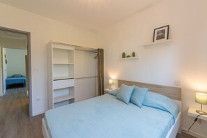 4 bedrooms, iron/ironing board, WiFi (free) - Félyvonne, family villa with sea and vineyard view (Hyères)