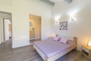 4 bedrooms, iron/ironing board, WiFi (free) - Félyvonne, family villa with sea and vineyard view (Hyères)