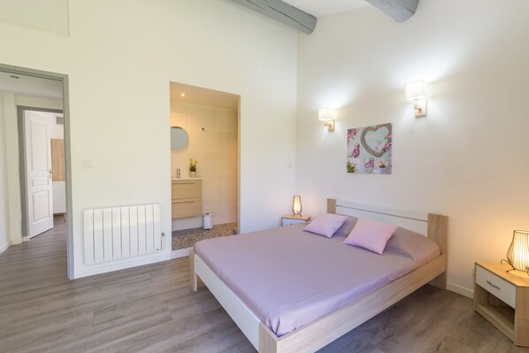 4 bedrooms, iron/ironing board, WiFi (free) - Félyvonne, family villa with sea and vineyard view (Hyères)