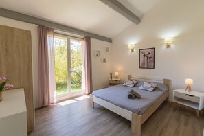 4 chambres, fer et planche à repasser, accès au Wi-Fi (inclus)