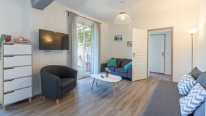 Un salon moderne avec un canapé, un fauteuil et une table basse.