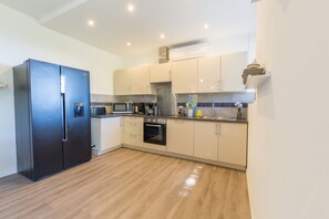 Coffee/tea maker, fridge, microwave, oven - Félyvonne, family villa with sea and vineyard view (Hyères)