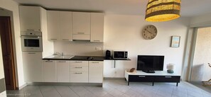 Kylskåp, mikrovågsugn, ugn och spishäll