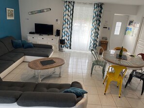 Televisio, DVD-soitin, kirjoja