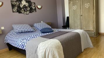 3 slaapkamers, een strijkplank/strijkijzer, wifi, beddengoed