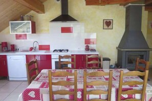 Fridge, microwave, oven, stovetop - With us, you will be at home! (Marigny)