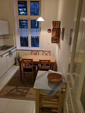 Dining - beautiful apartment in good location with well connection to all landmarks (Hamburg)