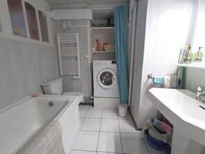 Ensemble douche/baignoire, sèche-cheveux, savon, papier toilette