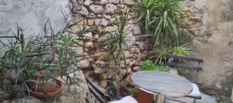 Nel centro del paese, molto tranquillo, vicino a tutti i negozi e alla spiaggia.