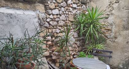 En el centro del pueblo, muy tranquilo, cerca de todas las tiendas y la playa.