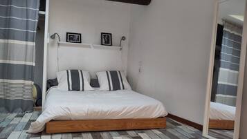 1 slaapkamer, een strijkplank/strijkijzer, gratis wifi, beddengoed