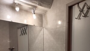 Ein Badezimmer mit Waschbecken, Spiegel und Handtuchhalter.