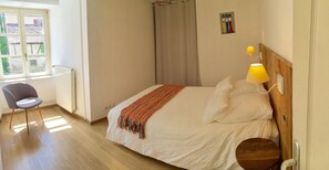 2 bedrooms, iron/ironing board, travel cot, WiFi - THE APARTMENT 'OF WINE - Interior Court (Turckheim)