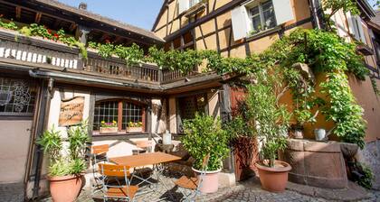 THE APARTMENT 'OF WINE - Interior Court