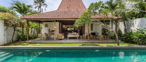 Una piscina al aire libre