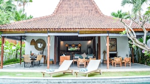 A villa with a tiled roof, a pool, and outdoor seating. - Villa Langka Harmony and calm in Seminyak Oberoi (Seminyak)