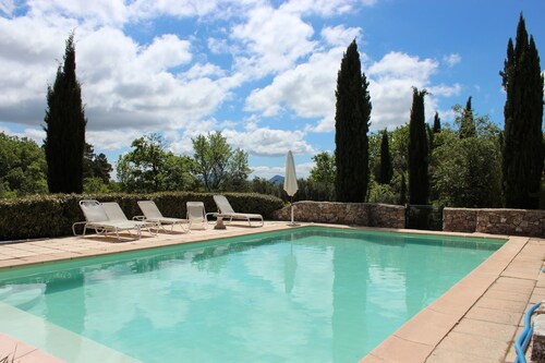 Mas de charme  'La Boussone' au coeur de la Provence , piscine privée et tennis.