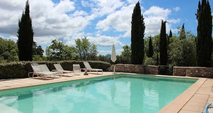 Mas de charme 'La Boussone' au coeur de la Provence , piscine privée et tennis.