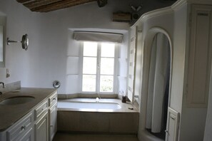 Combined shower/tub, eco-friendly toiletries, hair dryer, soap