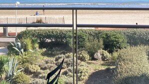 A balcony with a view of the beach and ocean. - F1 1ST LINE EXCEPTIONAL SEA VIEW (Palavas-Les-Flots)
