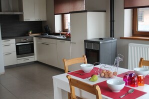 Fridge, microwave, oven, stovetop - Family cottage in the heart of the Herve. Up to 6 people. (Plombières)