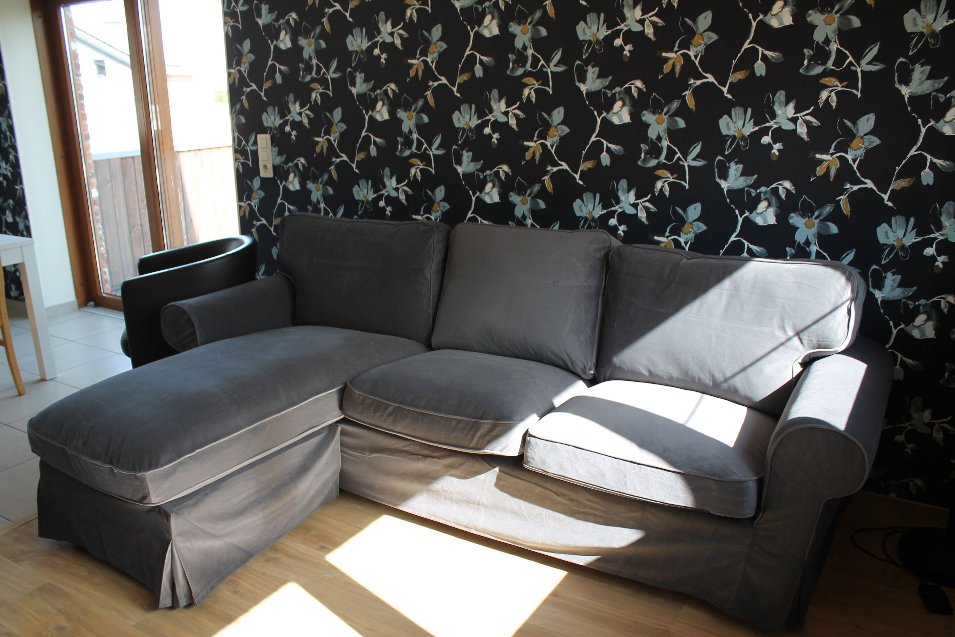 Una televisión, una chimenea, un reproductor de DVD, libros