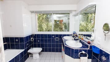 Baignoire, sĂšche-cheveux, bidet, serviettes fournies
