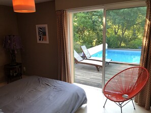 4 bedrooms, desk, iron/ironing board, travel cot