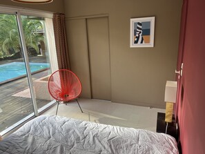 4 bedrooms, desk, iron/ironing board, travel crib