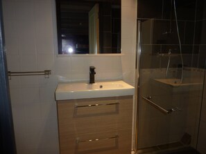 Douche, sĂšche-cheveux, papier toilette