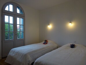 3 habitaciones, escritorio y tabla de planchar con plancha 