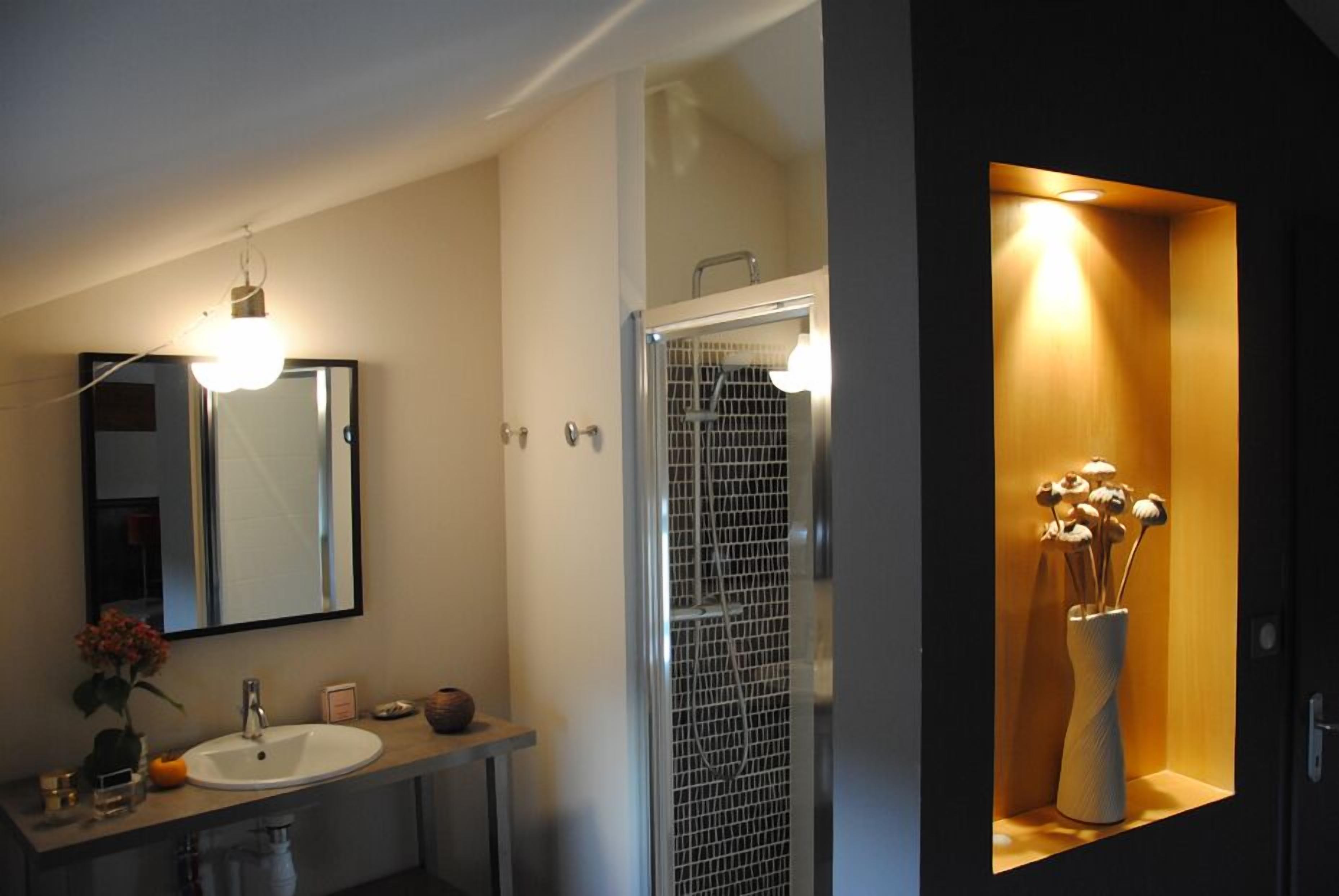 Ensemble douche/baignoire, sèche-cheveux, savon