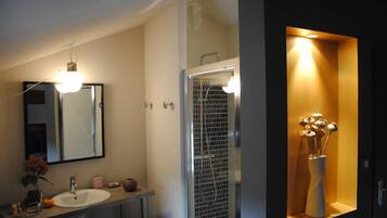 Ensemble douche/baignoire, sèche-cheveux, savon