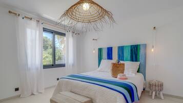 2 slaapkamers, een bureau, een strijkplank/strijkijzer, reisbedje